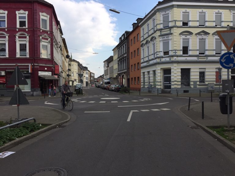 013/19 | Kreisverkehr Schwertstr. / Dießemerstr./ Hardenbergstr.: Grüne regen Umgestaltung an